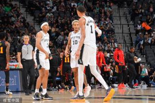 他先是用一 他先是用一